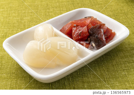 美味しいらっきょうと福神漬け 美味しいらっきょうと福神漬け 136565973