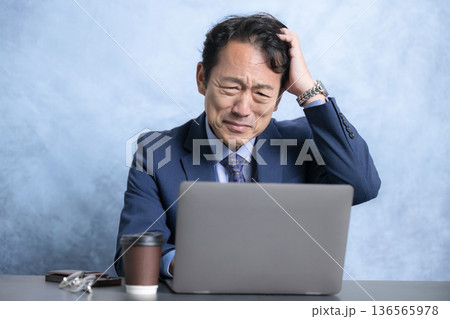 月次の損益計算書や決算書などを見て悩む経営者 どういう戦略をとるかな~ 月次の損益計算書や決算書などを見て悩む経営者 どういう戦略をとるかな~ 136565978