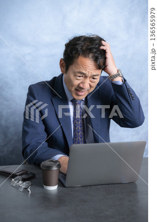 月次の損益計算書や決算書などを見て悩む経営者　どういう戦略をとるかな～ 136565979