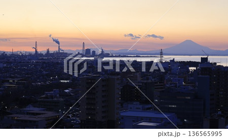 千葉県木更津市の「きみさらずタワー」から見た木更津市の市街地や日本製鉄の製鉄所、富士山の夕景 136565995