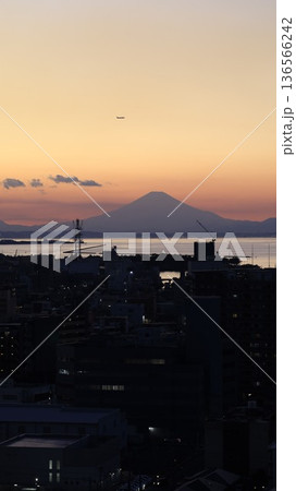 千葉県木更津市の太田山公園にある「きみさらずタワー」から見た富士山の夕景、手前は木更津市中心部 千葉県木更津市の太田山公園にある「きみさらずタワー」から見た富士山の夕景、手前は木更津市中心部 136566242