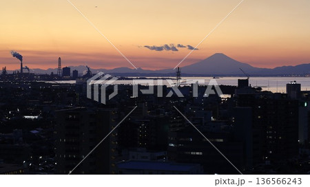 千葉県木更津市の「きみさらずタワー」から見た横浜市中心部の夕景 136566243