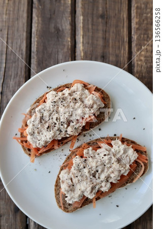 ベルリーナラントブロートを使ったツナとニンジンのオープンサンド　ドイツのライ麦パン 136566258