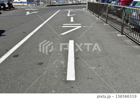 トレーラー専用駐車場の表示_01 136566319