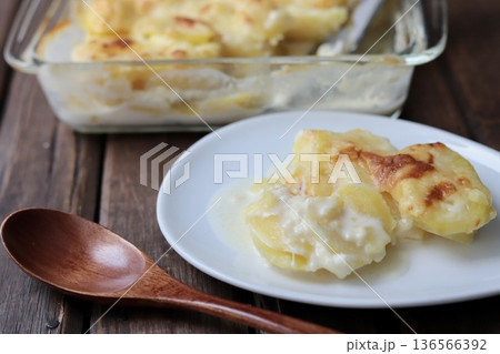 取り分けたフランスの家庭料理ドフィノア風じゃがいもグラタン 136566392