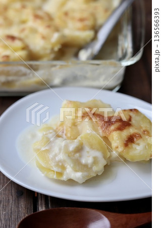 取り分けたフランスの家庭料理ドフィノア風じゃがいもグラタン 取り分けたフランスの家庭料理ドフィノア風じゃがいもグラタン 136566393