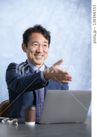 会議で商談を成功で握手を申し出る社長や経営者 会議で商談を成功で握手を申し出る社長や経営者 136566555
