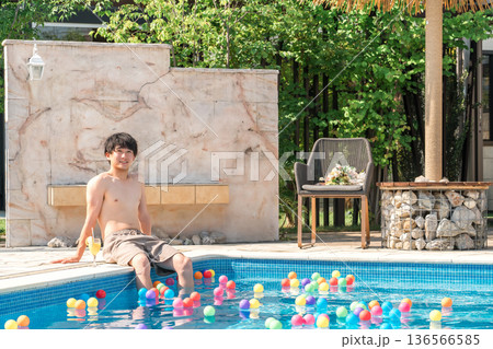 夏休みにプールで遊ぶ若いアジア人男性(旅行・リゾート・バカンス・バケーション) 夏休みにプールで遊ぶ若いアジア人男性(旅行・リゾート・バカンス・バケーション) 136566585