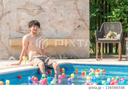 夏休みにプールで遊ぶ若いアジア人男性(旅行・リゾート・バカンス・バケーション) 夏休みにプールで遊ぶ若いアジア人男性(旅行・リゾート・バカンス・バケーション) 136566586