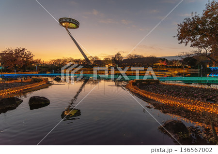 水面に映る夕焼けとイルミネーション 136567002