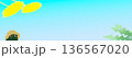たんぽぽと麦わら帽子をかぶった蛙の横長バナー素材(水色のグラデーション) 136567020