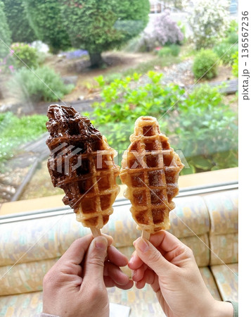チョコレート味とプレーンのワッフル 食べ歩き チョコレート味とプレーンのワッフル 食べ歩き 136567236