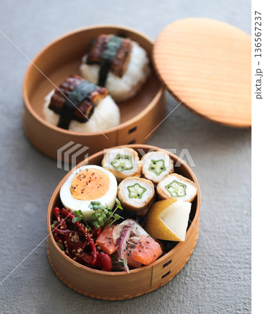 オクラの肉巻きとうなぎのおにぎり弁当 オクラの肉巻きとうなぎのおにぎり弁当 136567237