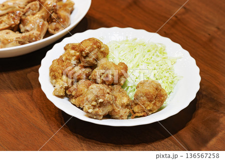 家庭料理の定番 鶏の唐揚げと手羽元の照り焼き 136567258