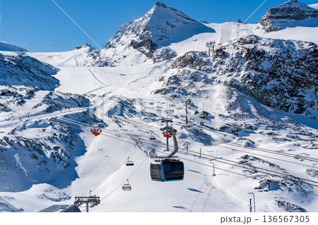 雪の森と山の風景を横切るマッターホルン・グレイシャー・パラダイスのロープウェイ。ツェルマット、ヴァレ 136567305