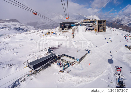 冬のトロッケナー・シュテック・スキーリゾートの駅と雪の斜面。ツェルマット、ヴァレー州、スイス 136567307