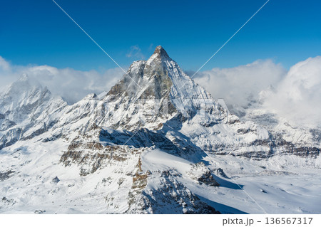 冬の澄み渡った青空を背景にしたマッターホルン山頂の近景。ツェルマット、ヴァレー州、スイス 136567317