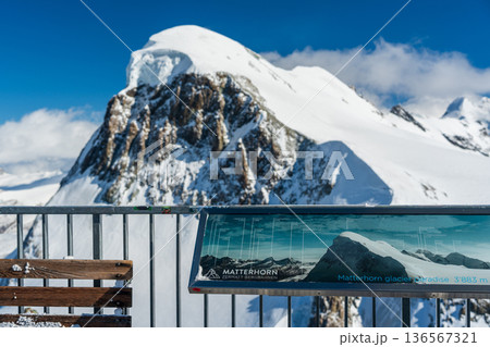 冬の雪と氷河に覆われたブライトホルン山頂のクローズアップ。ツェルマット、ヴァレー州、スイス 136567321