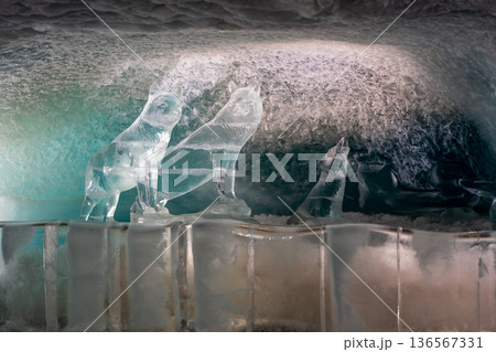 マッターホルン・グレイシャー・パラダイス氷の宮殿の氷のトンネルと氷像。ツェルマット、ヴァレー州、スイ 136567331