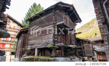 最も古い通りにあるヒンタードルフ通りの歴史的な木造貯蔵庫。ツェルマット、ヴァレー州、スイス 136567336