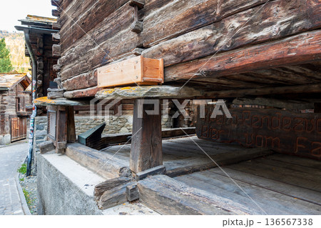 旧市街にあるヒンタードルフ通りの歴史的な木造シャレーとネズミ返しの小屋。ツェルマット、ヴァレー州、ス 旧市街にあるヒンタードルフ通りの歴史的な木造シャレーとネズミ返しの小屋。ツェルマット、ヴァレー州、ス 136567338