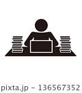 必死に仕事をする人のピクトグラムアイコン 136567352