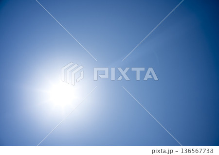 雲一つない空 太陽 春の空 空 眩しい イメージ 雲一つない空 太陽 春の空 空 眩しい イメージ 136567738