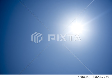 雲一つない空 太陽 春の空 空 眩しい イメージ 雲一つない空 太陽 春の空 空 眩しい イメージ 136567739