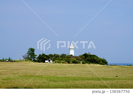安乗埼(あのりざき)灯台がある安乗岬園地付近の風景 芝生越しの灯台 三重県志摩市阿児町 安乗埼(あのりざき)灯台がある安乗岬園地付近の風景 芝生越しの灯台 三重県志摩市阿児町 136567750