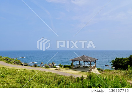 安乗埼(あのりざき)灯台がある安乗岬園地付近の風景 あずまやと太平洋 三重県志摩市阿児町 安乗埼(あのりざき)灯台がある安乗岬園地付近の風景 あずまやと太平洋 三重県志摩市阿児町 136567756