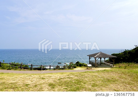 安乗埼(あのりざき)灯台がある安乗岬園地付近の風景 あずまやと太平洋 三重県志摩市阿児町 安乗埼(あのりざき)灯台がある安乗岬園地付近の風景 あずまやと太平洋 三重県志摩市阿児町 136567758