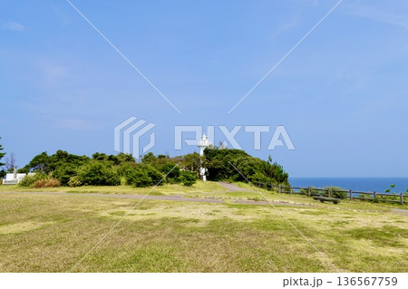 安乗埼(あのりざき)灯台がある安乗岬園地付近の風景 芝生越しの灯台 三重県志摩市阿児町 安乗埼(あのりざき)灯台がある安乗岬園地付近の風景 芝生越しの灯台 三重県志摩市阿児町 136567759