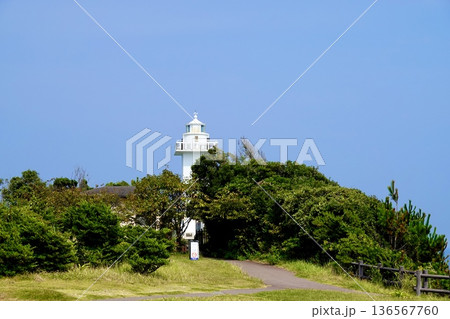 安乗埼(あのりざき)灯台がある安乗岬園地付近の風景 芝生越しの灯台 三重県志摩市阿児町 安乗埼(あのりざき)灯台がある安乗岬園地付近の風景 芝生越しの灯台 三重県志摩市阿児町 136567760
