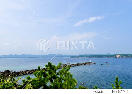 安乗埼(あのりざき)灯台がある安乗岬園地付近の風景 的矢湾を臨む 三重県志摩市阿児町 安乗埼(あのりざき)灯台がある安乗岬園地付近の風景 的矢湾を臨む 三重県志摩市阿児町 136567766