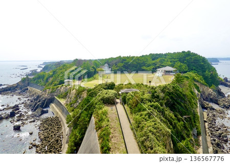 安乗埼(あのりざき)灯台がある安乗岬園地付近の風景 灯台から園地側を臨む 三重県志摩市阿児町 安乗埼(あのりざき)灯台がある安乗岬園地付近の風景 灯台から園地側を臨む 三重県志摩市阿児町 136567776