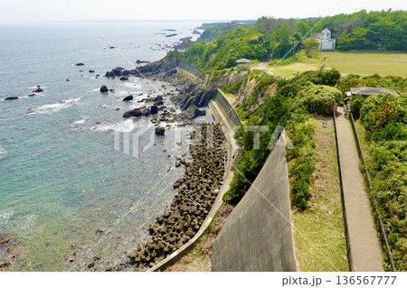 安乗埼(あのりざき)灯台がある安乗岬園地付近の風景　灯台から園地側を臨む　三重県志摩市阿児町 136567777