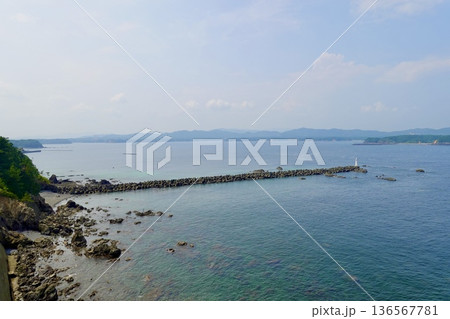 安乗埼(あのりざき)灯台がある安乗岬園地付近の風景 的矢湾を臨む 三重県志摩市阿児町 安乗埼(あのりざき)灯台がある安乗岬園地付近の風景 的矢湾を臨む 三重県志摩市阿児町 136567781