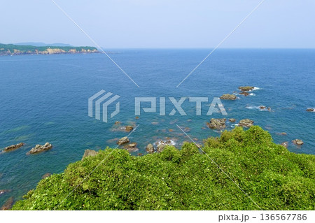 安乗埼(あのりざき)灯台がある安乗岬園地付近の風景 灯台から太平洋を臨む 三重県志摩市阿児町 安乗埼(あのりざき)灯台がある安乗岬園地付近の風景 灯台から太平洋を臨む 三重県志摩市阿児町 136567786