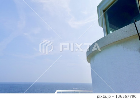 安乗埼(あのりざき)灯台がある安乗岬園地付近の風景　灯台の最上部と太平洋　三重県志摩市阿児町 136567790