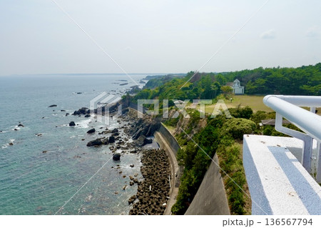 安乗埼(あのりざき)灯台がある安乗岬園地付近の風景 太平洋と安乗崎の崖 三重県志摩市阿児町 安乗埼(あのりざき)灯台がある安乗岬園地付近の風景 太平洋と安乗崎の崖 三重県志摩市阿児町 136567794