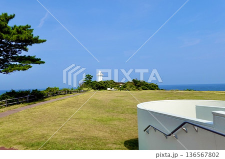 安乗埼(あのりざき)灯台がある安乗岬園地付近の風景　芝生越しの灯台　三重県志摩市阿児町 136567802