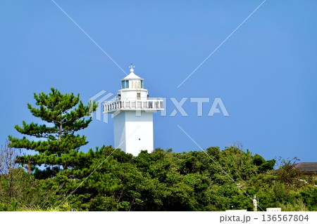 安乗埼(あのりざき)灯台がある安乗岬園地付近の風景　安乗埼灯台　三重県志摩市阿児町 136567804