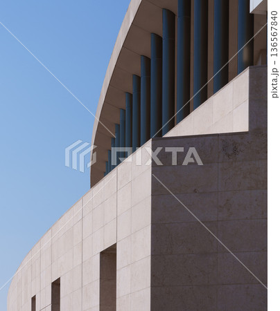 青空に映えるモダン建築の外観と円形カラムのローアングル構図 136567840