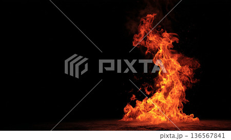 暗闇の中で燃える炎 136567841