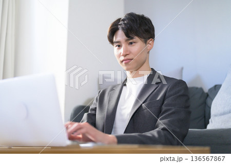 リモートワークをする男性 リモートワークをする男性 136567867