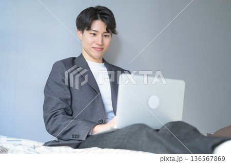 リモートワークをする男性 136567869