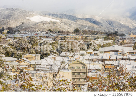 京都の冬景色 舟形大文字の雪景色 京都の冬景色 舟形大文字の雪景色 136567976