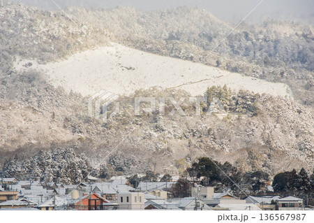 京都の冬景色 舟形大文字の雪景色 京都の冬景色 舟形大文字の雪景色 136567987