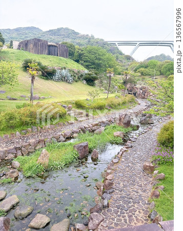 静かな小川の風景 136567996