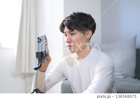 自宅でスマホで動画配信をする日本人男性 136568073